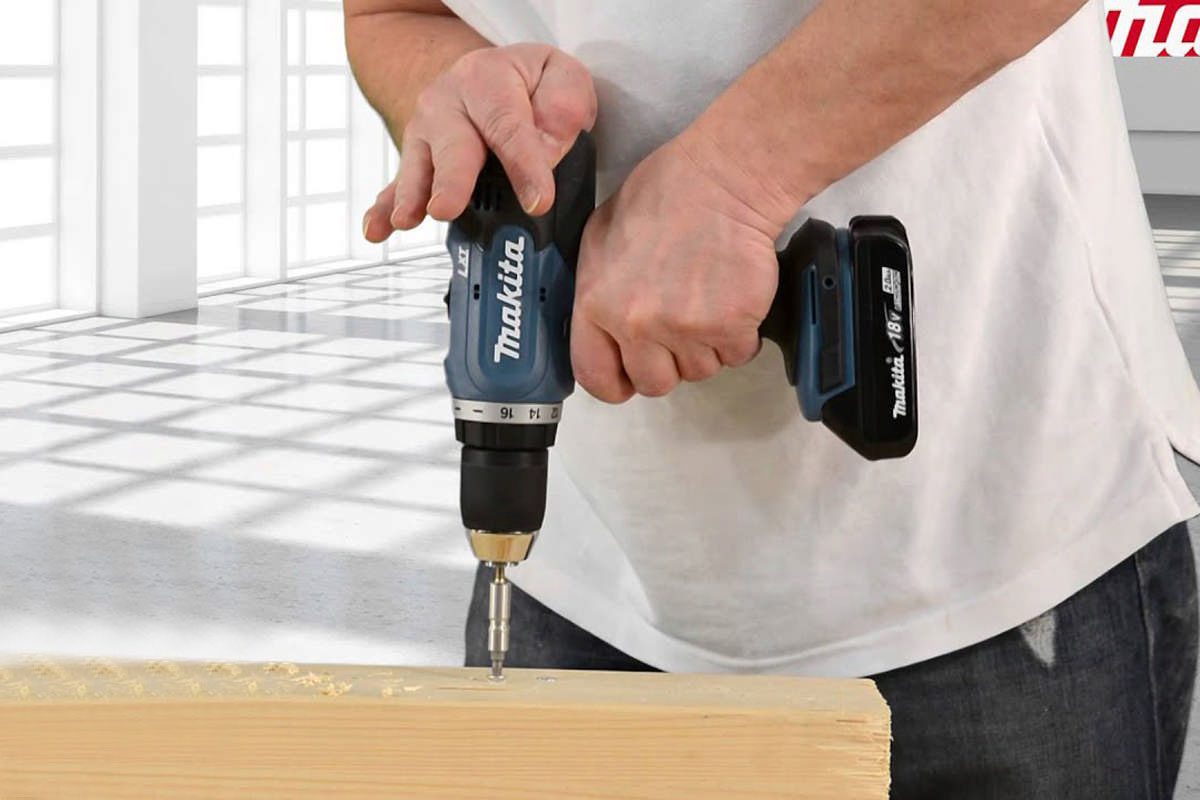 Bộ máy khoan vặn vít pin 18V Makita DLX2240