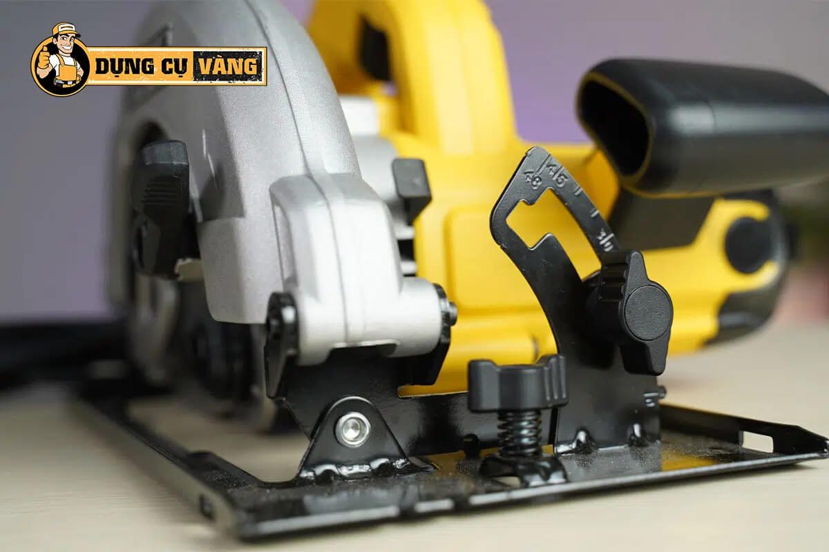 Mẫu máy cưa đĩa DeWalt DWE561