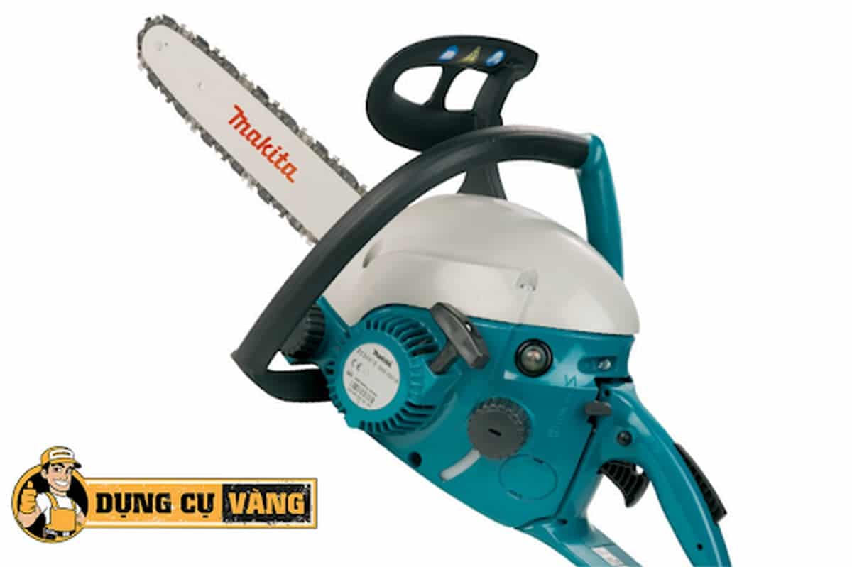 Máy cưa xích chạy bằng xăng thuận tiện sử dụng khi làm việc